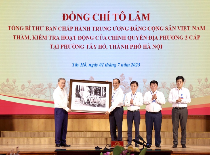 Party Chief visits localities on first day of new two-tier government model- Ảnh 3.