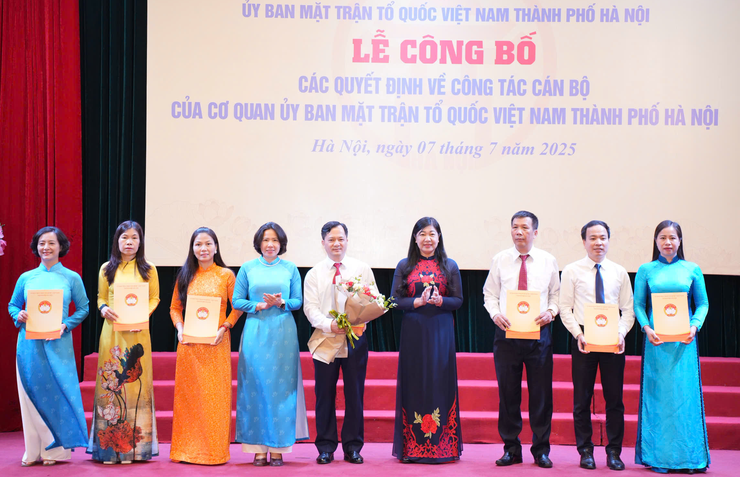 Công bố các quyết định về công tác cán bộ Cơ quan Ủy ban MTTQ Việt Nam thành phố Hà Nội- Ảnh 3.