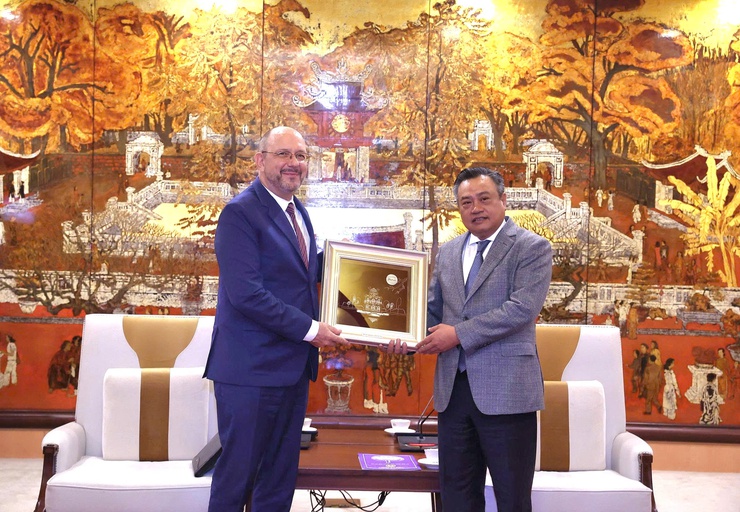 Chủ tịch UBND Thành phố Trần Sỹ Thanh tiếp Đại sứ Thụy Sĩ tại Việt Nam- Ảnh 3.