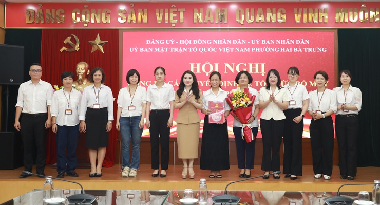 Phường Hai Bà Trưng công bố các quyết định về tổ chức bộ máy và công tác cán bộ- Ảnh 1.