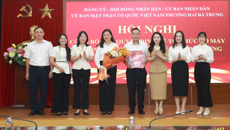 Phường Hai Bà Trưng công bố các quyết định về tổ chức bộ máy và công tác cán bộ- Ảnh 2.