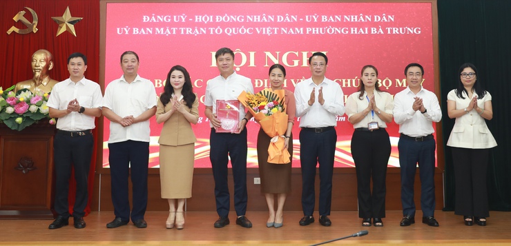 Phường Hai Bà Trưng công bố các quyết định về tổ chức bộ máy và công tác cán bộ- Ảnh 3.