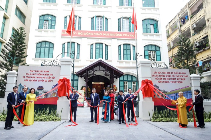 Hanoi chairman appoints new leaders for newly established Cua Nam Ward- Ảnh 1.