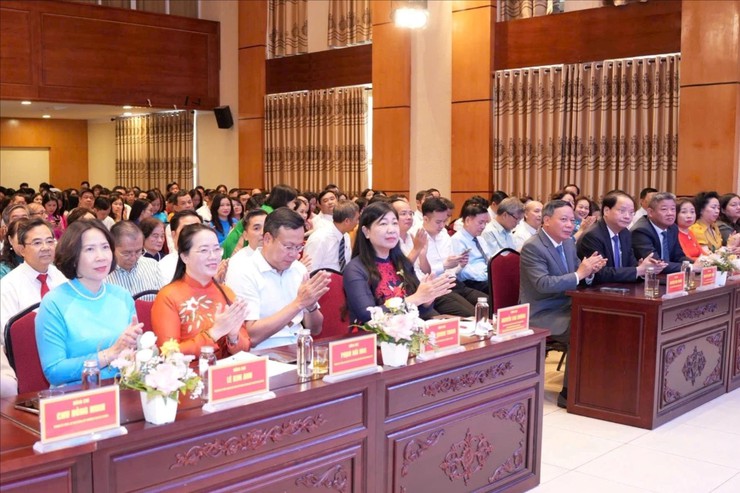 Công bố các quyết định về công tác cán bộ Cơ quan Ủy ban MTTQ Việt Nam thành phố Hà Nội- Ảnh 1.