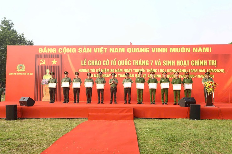 Công an Hà Nội tổ chức Lễ chào cờ Tổ quốc tại Hoàng thành Thăng Long- Ảnh 3.