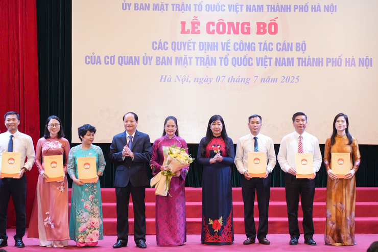 Công bố các quyết định về công tác cán bộ Cơ quan Ủy ban MTTQ Việt Nam thành phố Hà Nội- Ảnh 4.