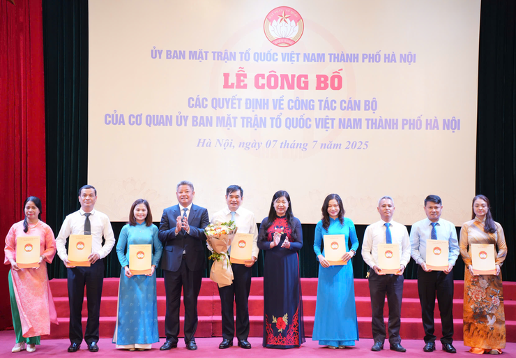 Công bố các quyết định về công tác cán bộ Cơ quan Ủy ban MTTQ Việt Nam thành phố Hà Nội- Ảnh 5.