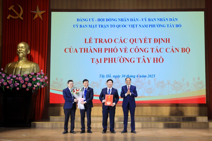 Hanoi top legislator presents leadership appointments in Tay Ho, Phu Thuong, and Hong Ha wards- Ảnh 1.