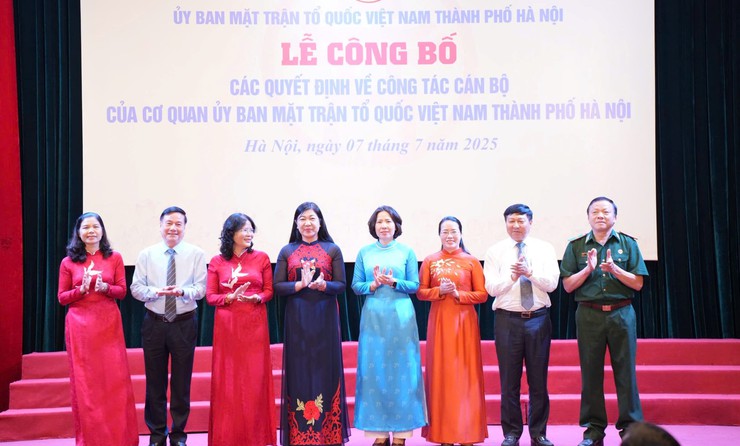 Công bố các quyết định về công tác cán bộ Cơ quan Ủy ban MTTQ Việt Nam thành phố Hà Nội- Ảnh 6.