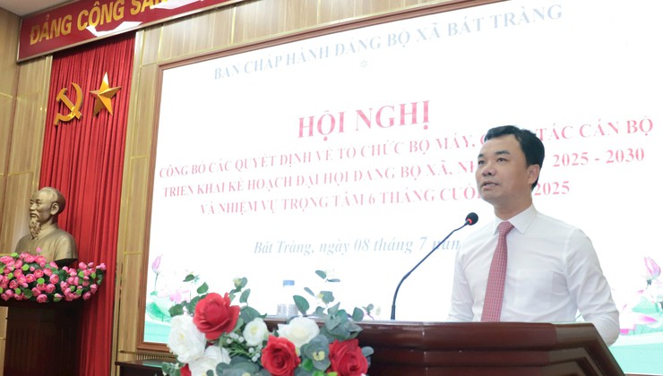 Xã Bát Tràng công bố các quyết định về tổ chức bộ máy và nhân sự, chuẩn bị Đại hội Đảng bộ nhiệm kỳ mới- Ảnh 2.