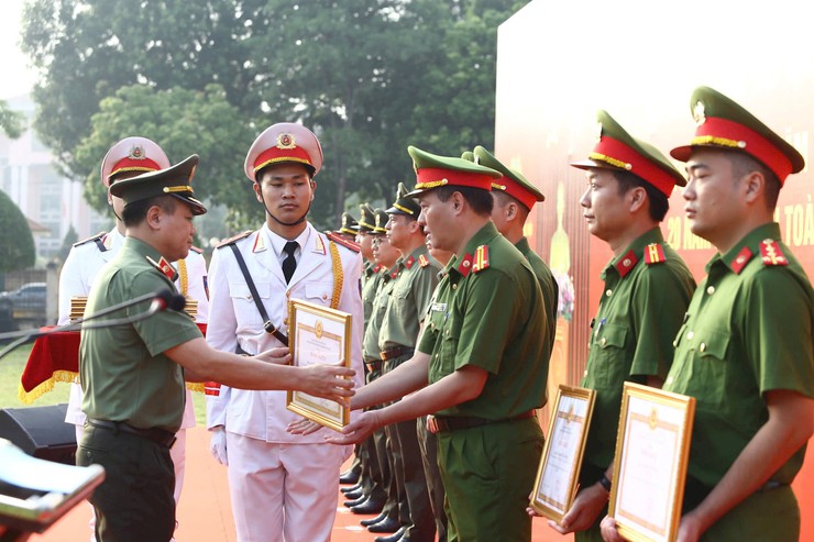Hanoi police hold national flag-raising ceremony at Thang Long Imperial Citadel- Ảnh 2.