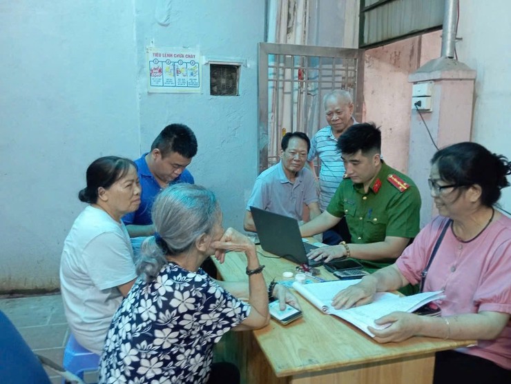 Tây Hồ hướng dẫn đảng viên cài đặt ứng dụng giải quyết thủ tục hành chính của Đảng- Ảnh 2.