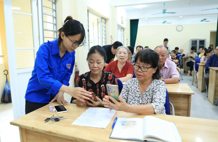 Tây Hồ hướng dẫn đảng viên cài đặt ứng dụng giải quyết thủ tục hành chính của Đảng- Ảnh 3.