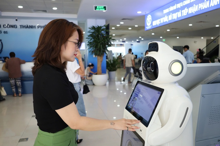 Cách mạng dịch vụ công tại Hà Nội: Robot hướng dẫn, trà miễn phí, không gian xanh chờ đợi- Ảnh 1.