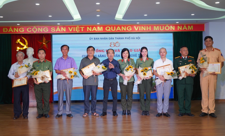 Trao giải Cuộc thi sáng tác văn học nghệ thuật "Công an Thủ đô vì bình yên cuộc sống"- Ảnh 4.