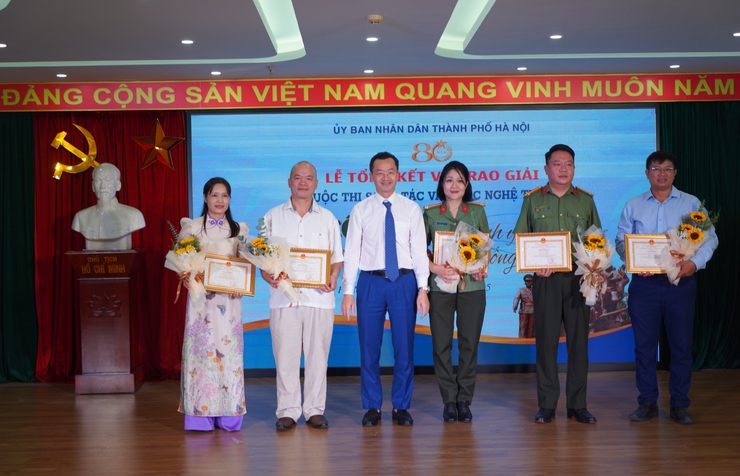 Trao giải Cuộc thi sáng tác văn học nghệ thuật "Công an Thủ đô vì bình yên cuộc sống"- Ảnh 3.