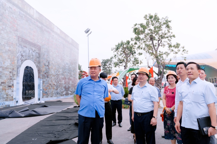Phó Chủ tịch UBND Thành phố Nguyễn Mạnh Quyền kiểm tra công tác trưng bày Triển lãm Không gian truyền thống và sáng tạo Hà Nội 2025- Ảnh 2.