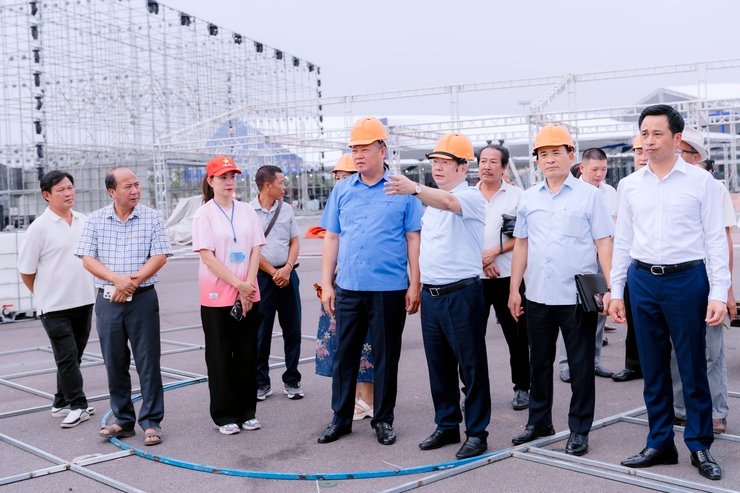 Phó Chủ tịch UBND Thành phố Nguyễn Mạnh Quyền kiểm tra công tác trưng bày Triển lãm Không gian truyền thống và sáng tạo Hà Nội 2025- Ảnh 1.