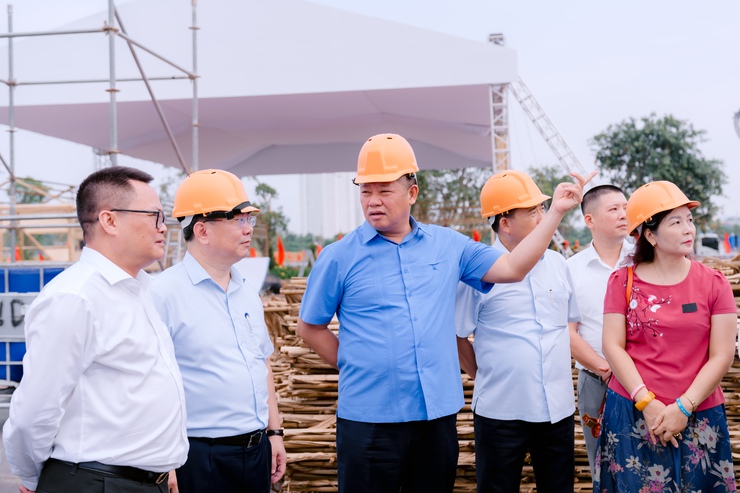 Phó Chủ tịch UBND Thành phố Nguyễn Mạnh Quyền kiểm tra công tác trưng bày Triển lãm Không gian truyền thống và sáng tạo Hà Nội 2025- Ảnh 4.