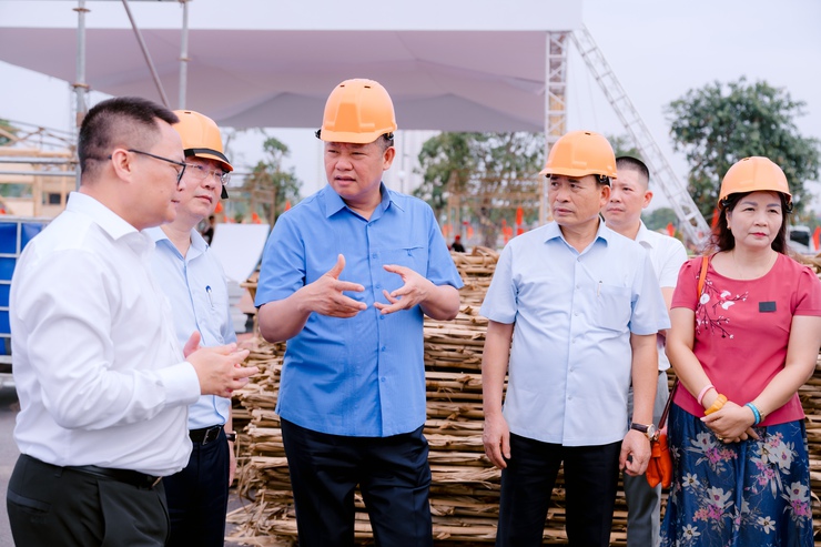 Phó Chủ tịch UBND Thành phố Nguyễn Mạnh Quyền kiểm tra công tác trưng bày Triển lãm Không gian truyền thống và sáng tạo Hà Nội 2025- Ảnh 3.