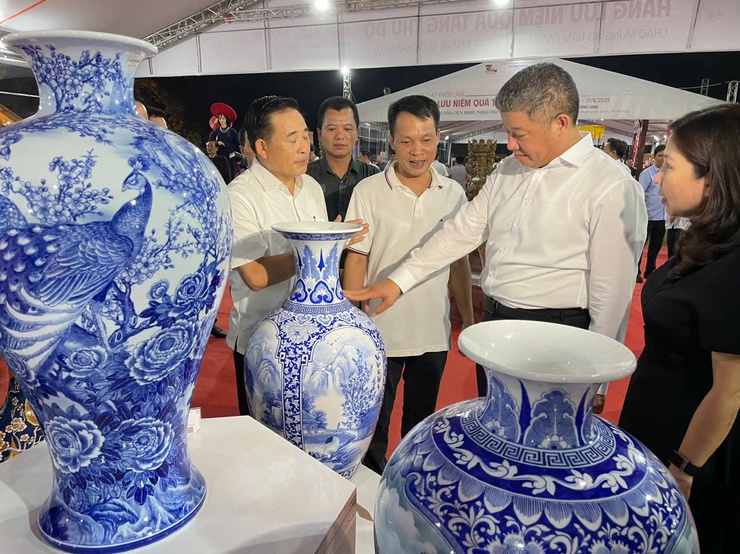 Tôn vinh tinh hoa thủ công Hà Nội tại Hội chợ triển lãm, quà tặng Thủ đô năm 2025- Ảnh 2.