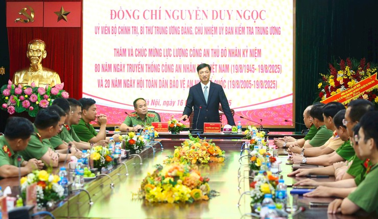 Chủ nhiệm Ủy ban Kiểm tra Trung ương Nguyễn Duy Ngọc thăm, chúc mừng Công an Hà Nội- Ảnh 2.