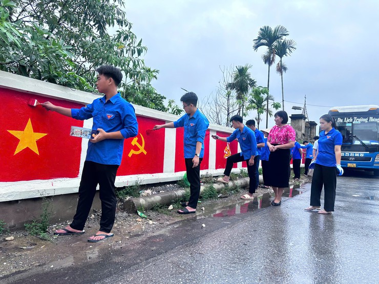 Rực rỡ sắc cờ Tổ quốc trên quê hương Hồng Vân- Ảnh 2.