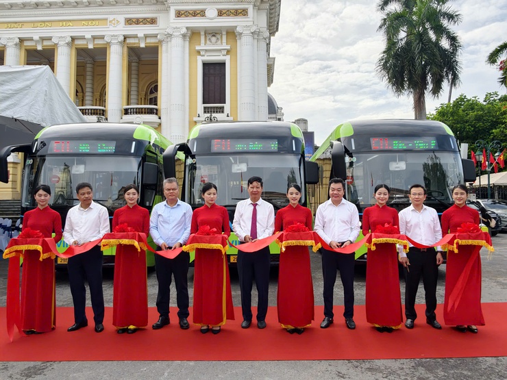 Hà Nội khai trương tuyến buýt điện miễn phí E11, lộ trình Bờ Hồ - Yên Phụ- Ảnh 1.
