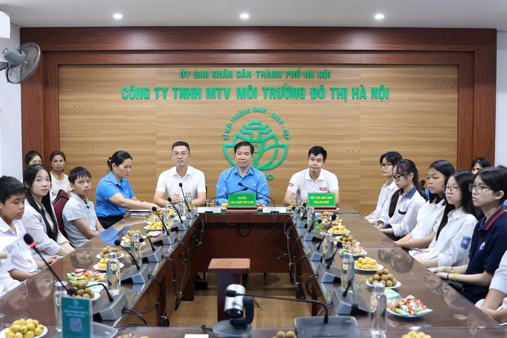 25 suất học bổng tiếp thêm động lực cho con em công nhân vệ sinh môi trường- Ảnh 2.