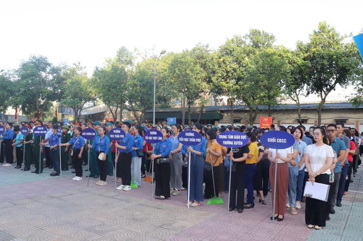 Phó Chủ tịch Thường trực HĐND Thành phố Phùng Thị Hồng Hà tham gia tổng vệ sinh môi trường tại phường Lĩnh Nam- Ảnh 1.