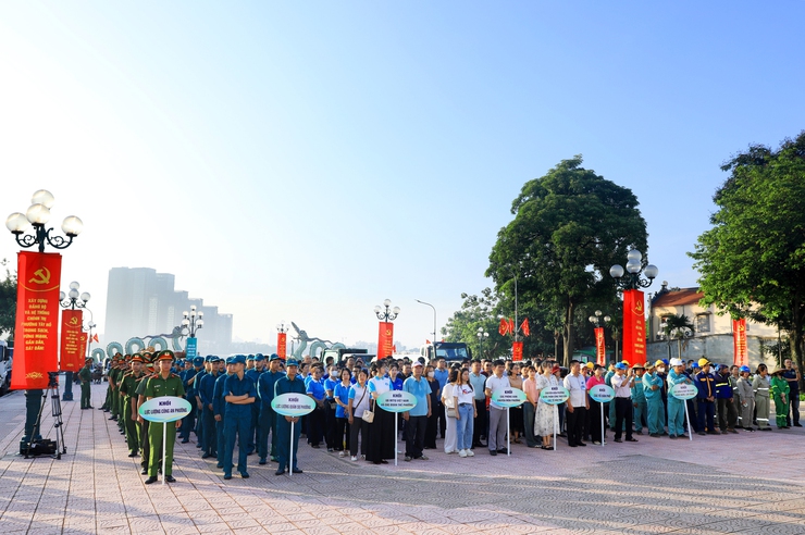 Phó Chủ tịch UBND Thành phố Trương Việt Dũng dự Lễ ra quân tổng vệ sinh môi trường tại phường Tây Hồ- Ảnh 3.