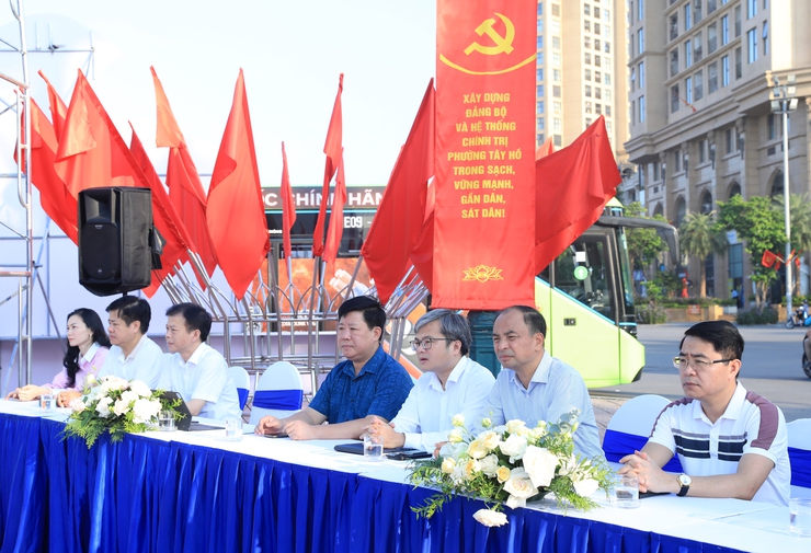 Phó Chủ tịch UBND Thành phố Trương Việt Dũng dự Lễ ra quân tổng vệ sinh môi trường tại phường Tây Hồ- Ảnh 1.