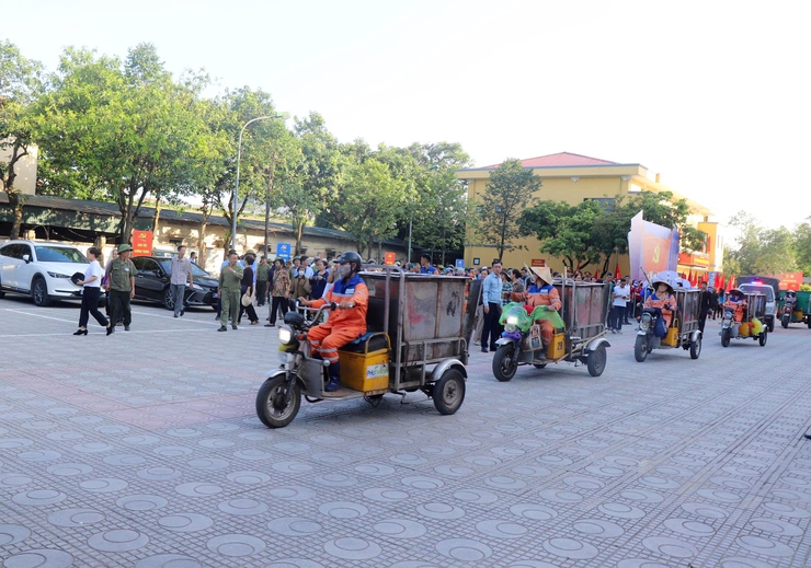 Phó Chủ tịch Thường trực HĐND Thành phố Phùng Thị Hồng Hà tham gia tổng vệ sinh môi trường tại phường Lĩnh Nam- Ảnh 3.
