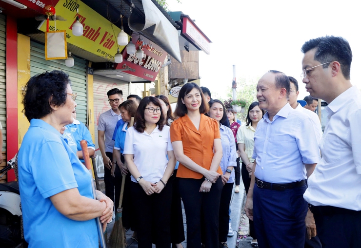 Chủ tịch HĐND Thành phố Nguyễn Ngọc Tuấn cùng nhân dân phường Hoàn Kiếm ra quân tổng vệ sinh môi trường- Ảnh 1.
