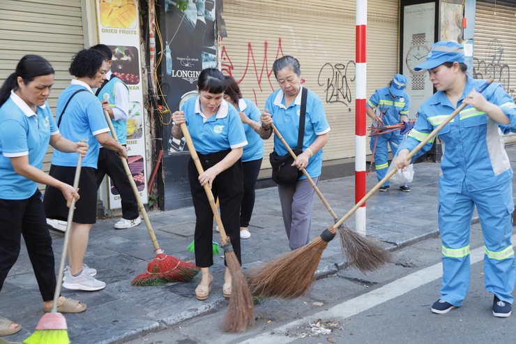 Chủ tịch HĐND Thành phố Nguyễn Ngọc Tuấn cùng nhân dân phường Hoàn Kiếm ra quân tổng vệ sinh môi trường- Ảnh 3.