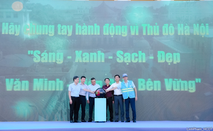 Hà Nội ra quân tổng vệ sinh môi trường trên địa bàn 126 xã, phường- Ảnh 1.