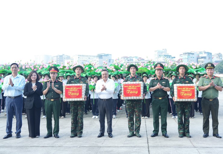Chủ tịch UBND Thành phố Trần Sỹ Thanh thăm, động viên khối tham gia Lễ kỷ niệm, diễu binh, diễu hành "A80"- Ảnh 1.