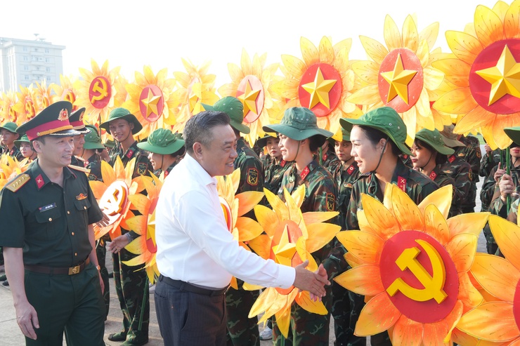 Chủ tịch UBND Thành phố Trần Sỹ Thanh thăm, động viên khối tham gia Lễ kỷ niệm, diễu binh, diễu hành "A80"- Ảnh 3.