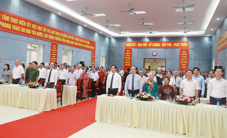 Phường Vĩnh Hưng: Trao Huy hiệu Đảng tặng 70 đảng viên đợt 2/9/2025- Ảnh 1.