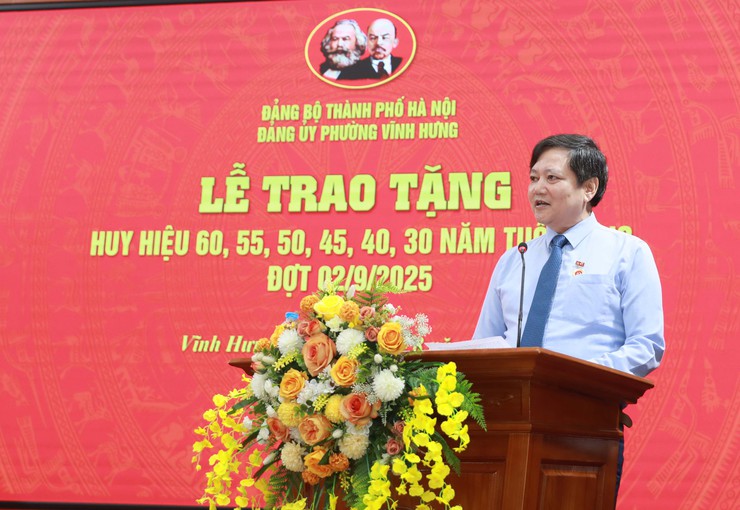 Phường Vĩnh Hưng: Trao Huy hiệu Đảng tặng 70 đảng viên đợt 2/9/2025- Ảnh 9.
