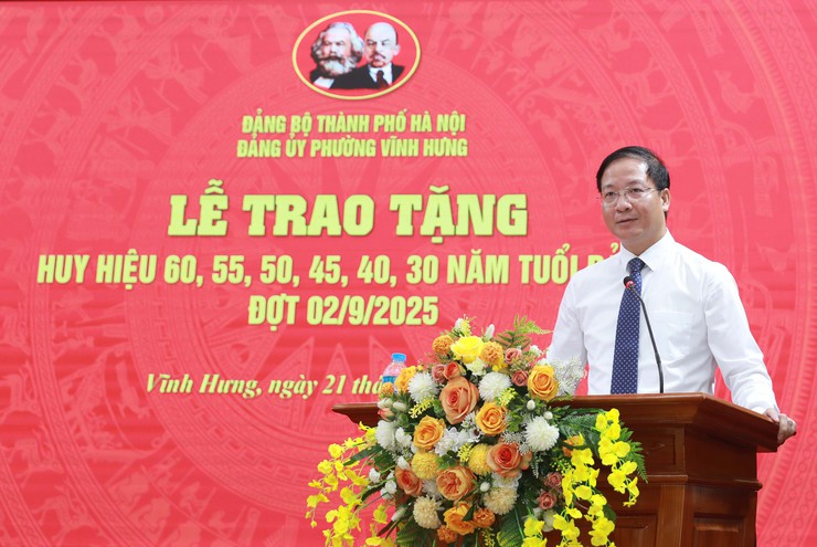 Phường Vĩnh Hưng: Trao Huy hiệu Đảng tặng 70 đảng viên đợt 2/9/2025- Ảnh 8.
