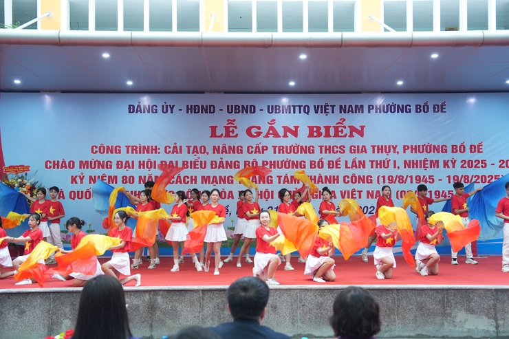 Bồ Đề gắn biển công trình Cải tạo, nâng cấp Trường THCS Gia Thụy, chào mừng Đại hội đại biểu Đảng bộ phường lần thứ I- Ảnh 1.