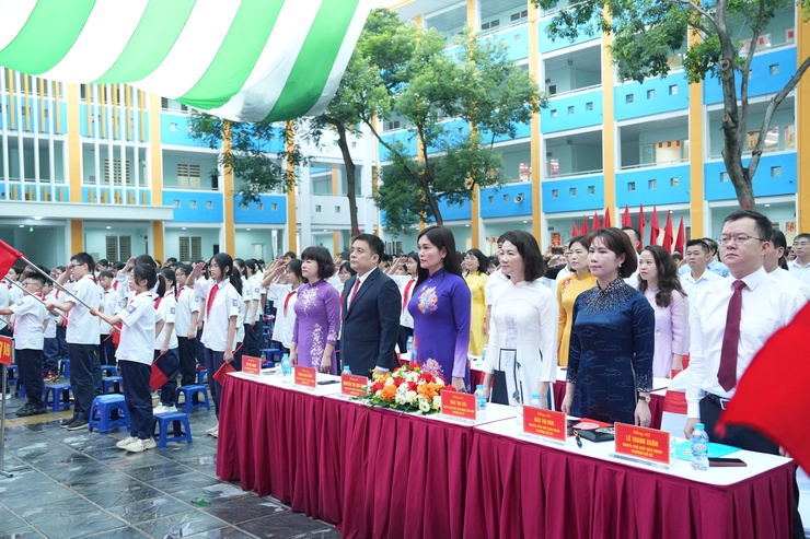 Bồ Đề gắn biển công trình Cải tạo, nâng cấp Trường THCS Gia Thụy, chào mừng Đại hội đại biểu Đảng bộ phường lần thứ I- Ảnh 2.