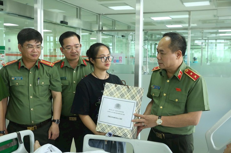 Tặng Bằng khen của Chủ tịch UBND thành phố Hà Nội cho Đại úy Lê Đình Công- Ảnh 1.