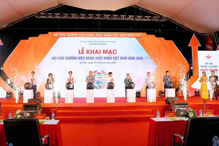 Khai mạc Hội chợ thương hiệu hàng xuất khẩu Việt Nam năm 2025- Ảnh 1.