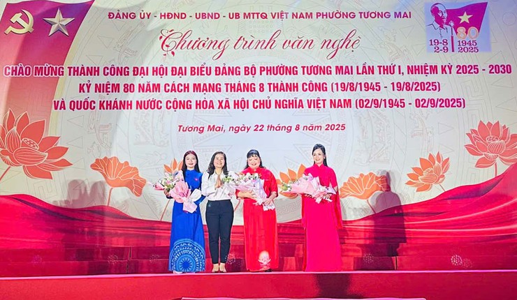 Tưng bừng đêm văn nghệ chào mừng Đại hội Đảng bộ phường Tương Mai lần thứ I- Ảnh 1.