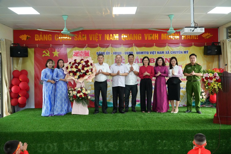 Xã Chuyên Mỹ: Gắn biển công trình kỷ niệm 80 năm Cách mạng Tháng Tám thành công và Quốc khánh 2/9- Ảnh 1.