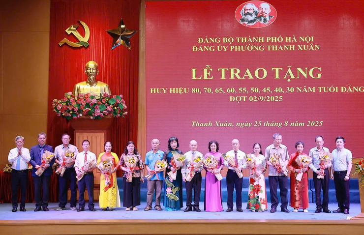 222 đảng viên phường Thanh Xuân vinh dự nhận Huy hiệu Đảng đợt 2/9- Ảnh 1.