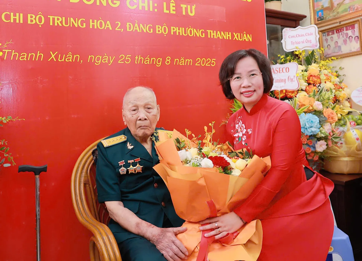 222 đảng viên phường Thanh Xuân vinh dự nhận Huy hiệu Đảng đợt 2/9- Ảnh 5.