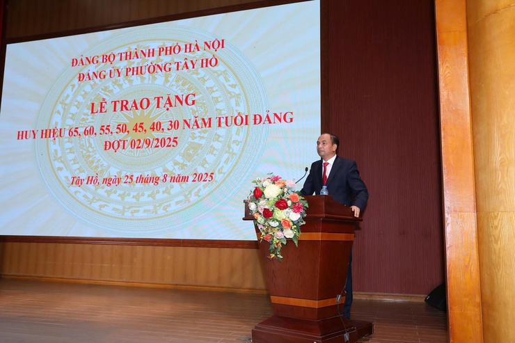 Đảng bộ phường Tây Hồ trao Huy hiệu Đảng đợt 02/9- Ảnh 4.
